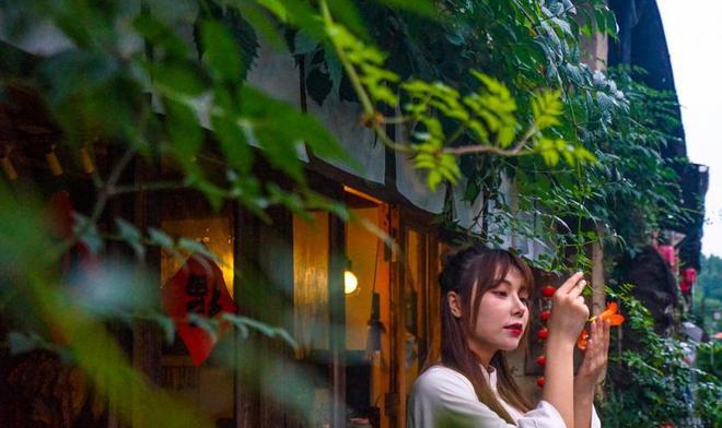 影帝刘烨一双儿女被偶遇，诺一成混血大帅哥