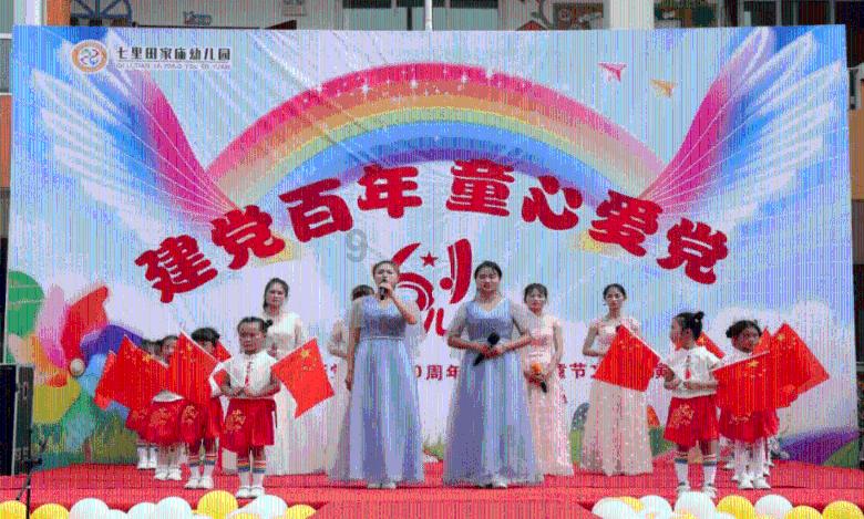 42岁马丽登《趋势》开年封面,穿玫瑰袖深V礼服,如美神降临